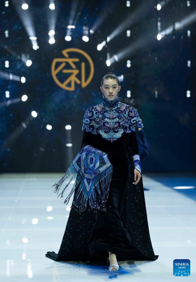 Pekan Mode China Fashion Week 2024 Dimulai-Image-7