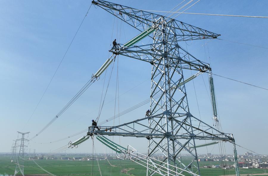 Melihat dari dekat aktivitas menantang maut pekerja kelistrikan di atas menara listrik-Image-2