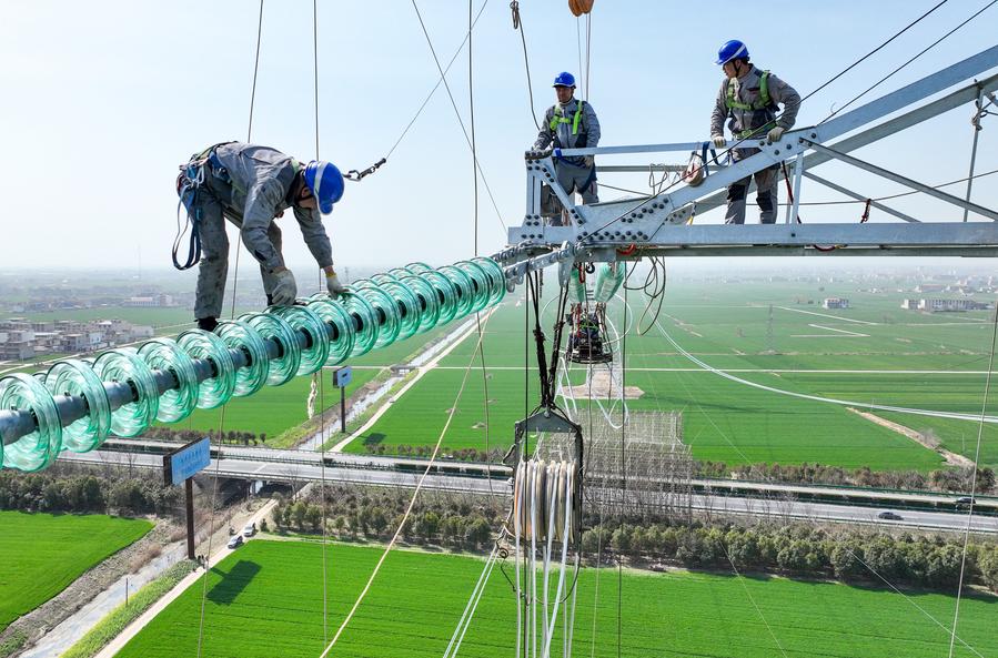 Melihat dari dekat aktivitas menantang maut pekerja kelistrikan di atas menara listrik-Image-3