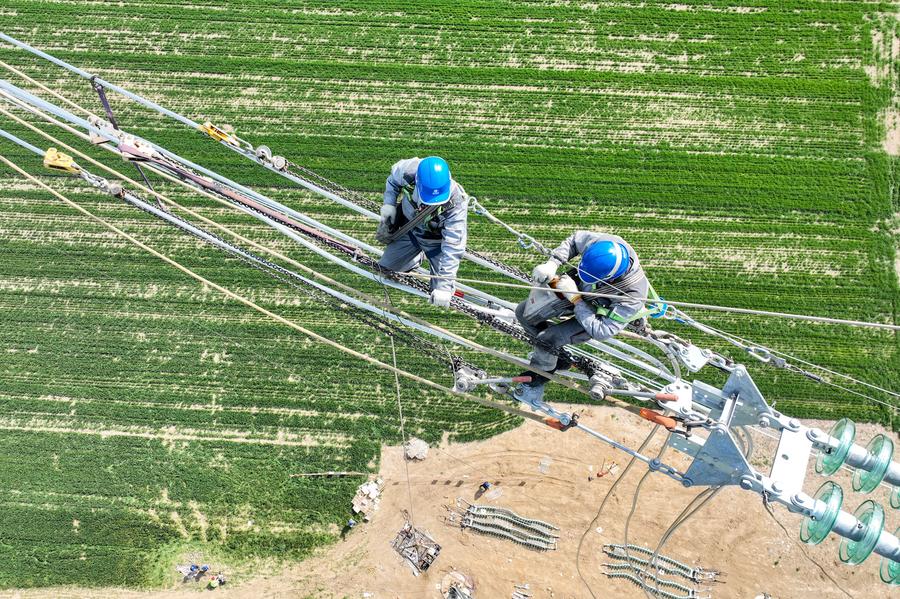 Melihat dari dekat aktivitas menantang maut pekerja kelistrikan di atas menara listrik-Image-5
