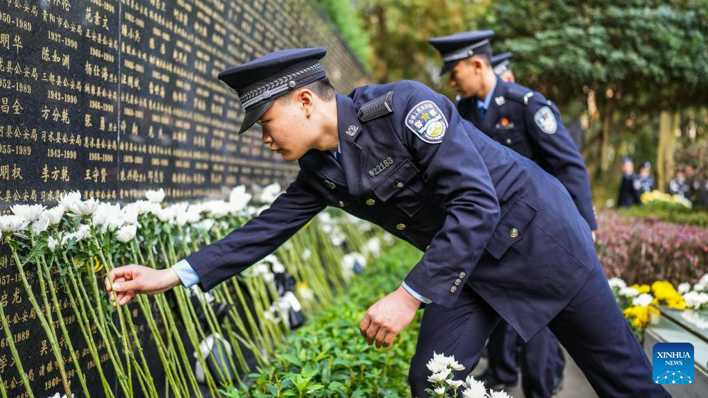 Upacara Peringatan Hormati Pahlawan Gugur di China-Image-2