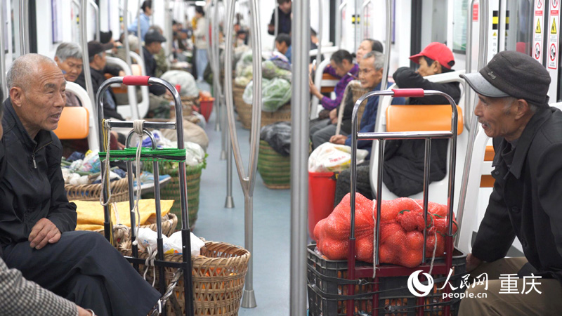 Gerbong Kereta Bawah Tanah Chongqing Dipenuhi Penjual Sayuran-Image-1