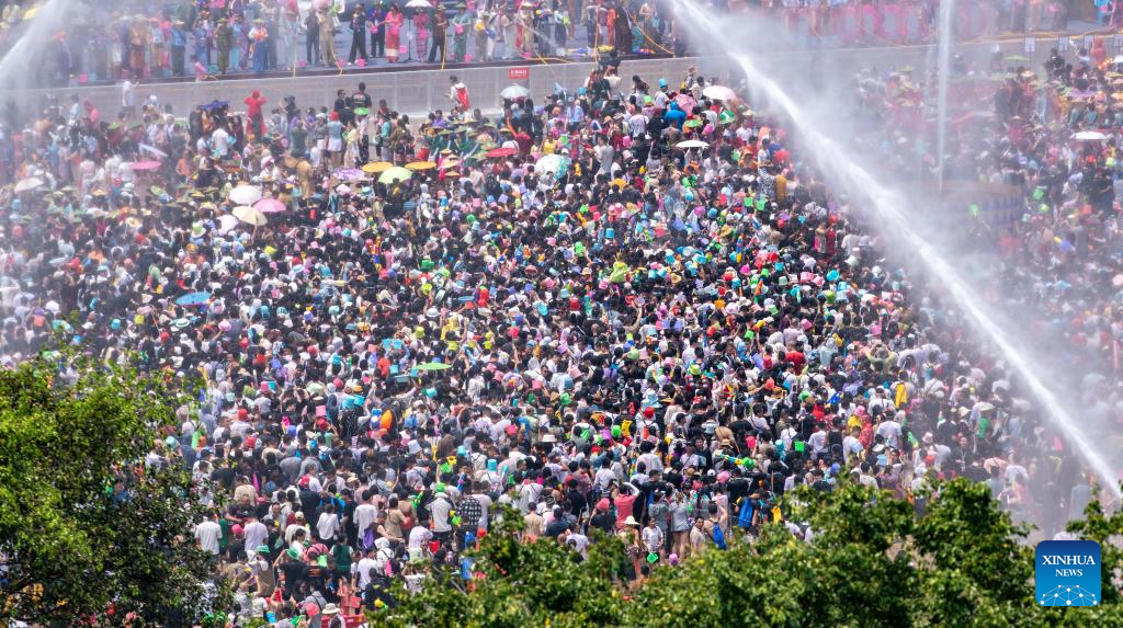 POTRET: Warga Rayakan Festival Percikan air di Yunnan-Image-1