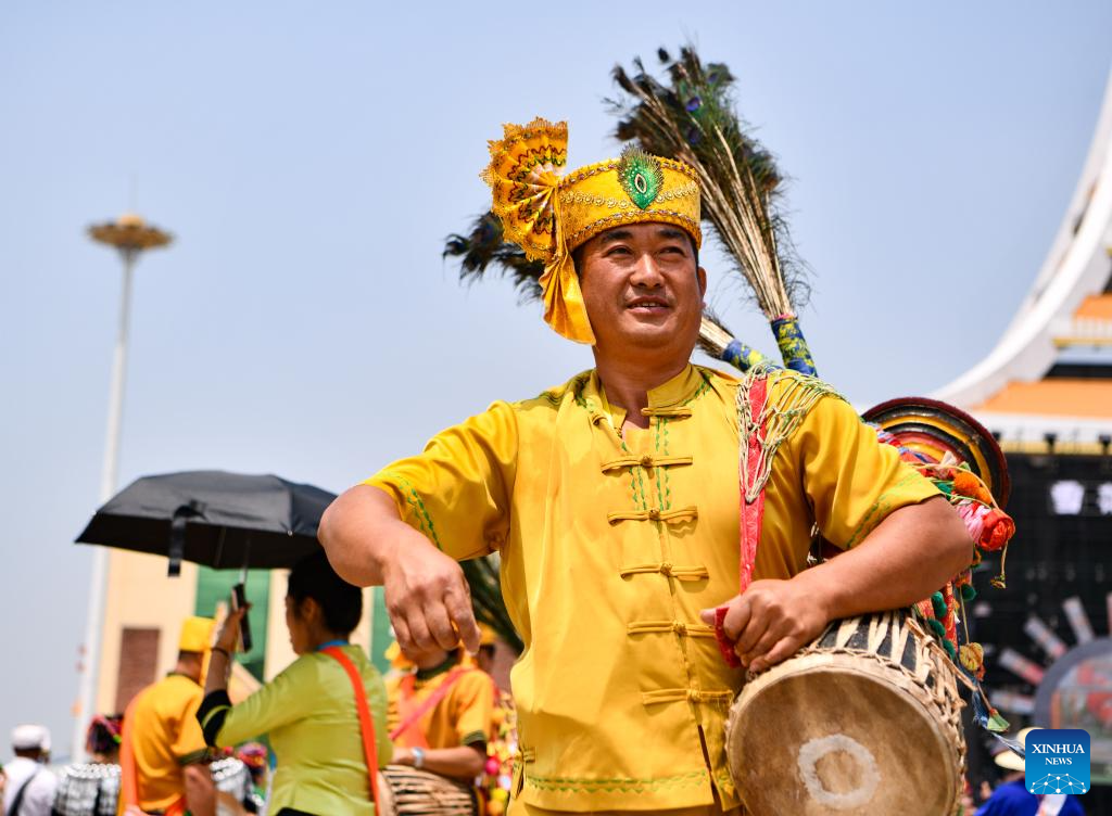 POTRET: Warga Rayakan Festival Percikan air di Yunnan-Image-4