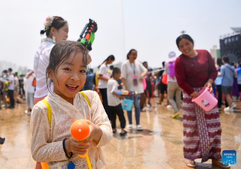 POTRET: Warga Rayakan Festival Percikan air di Yunnan-Image-3