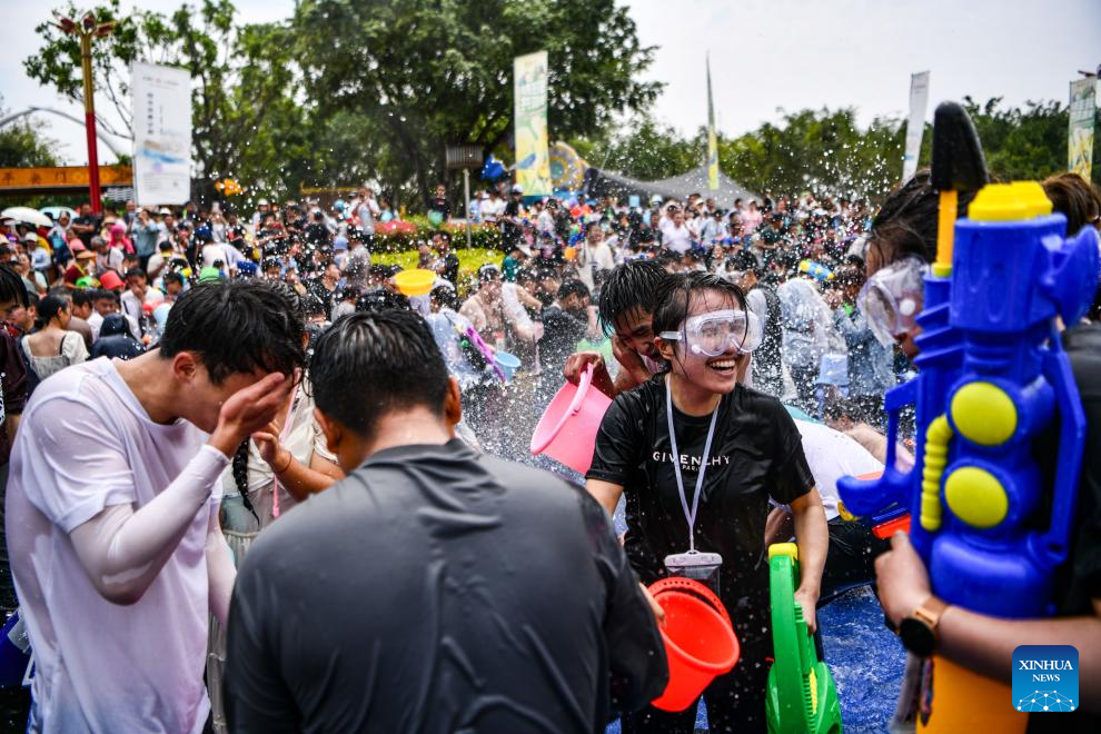 POTRET: Warga Rayakan Festival Percikan air di Yunnan-Image-8