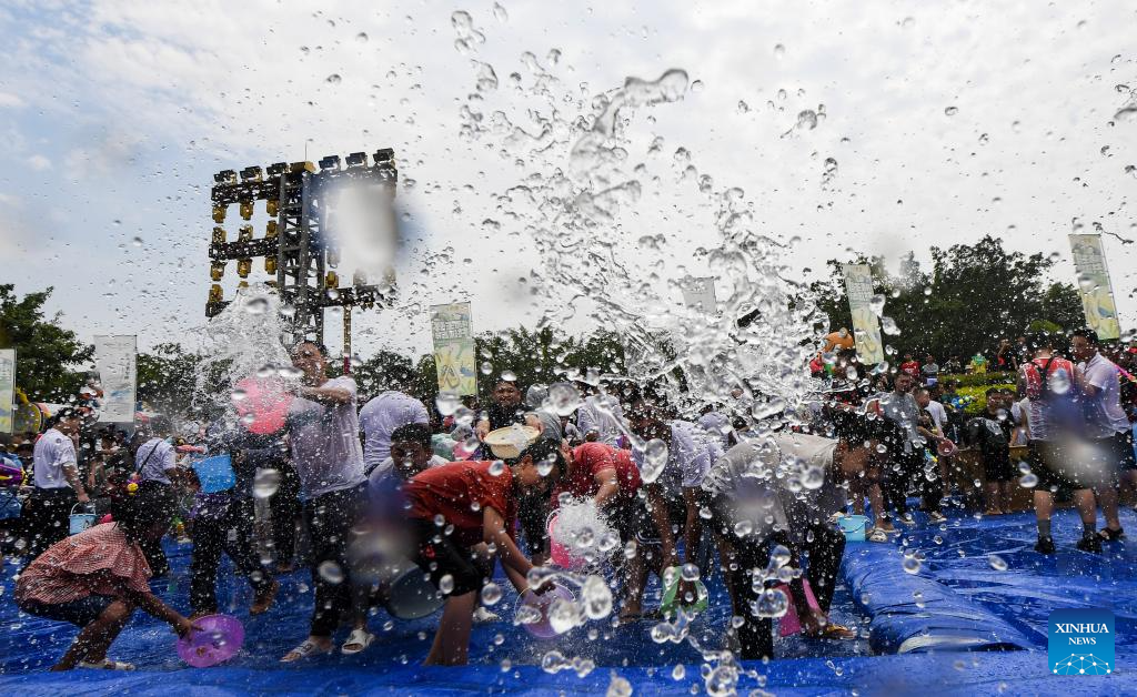 POTRET: Warga Rayakan Festival Percikan air di Yunnan-Image-9
