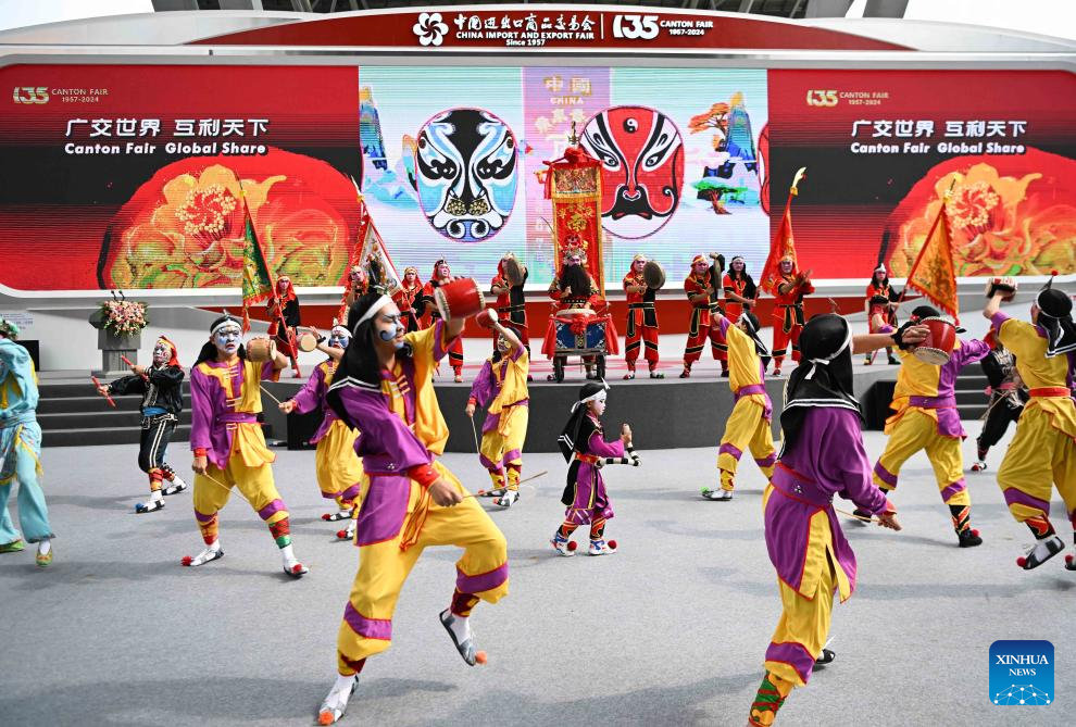 POTRET: Seniman tampilkan Tarian Yingge pada Canton Fair ke-135 di Guangzhou-Image-1