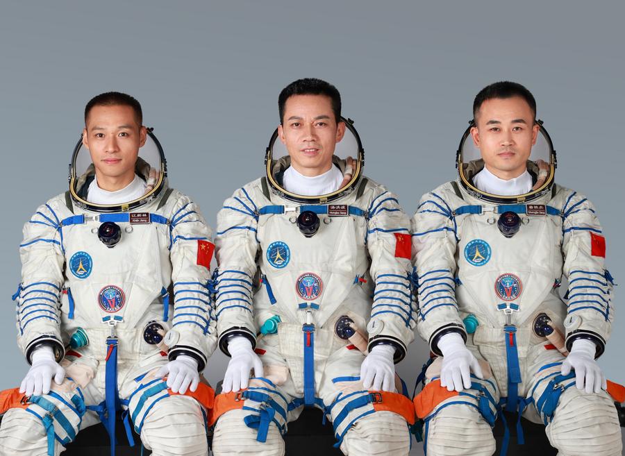 Kru Shenzhou-17 kirimkan ucapan selamat dari stasiun luar angkasa pada Hari Antariksa China-Image-1