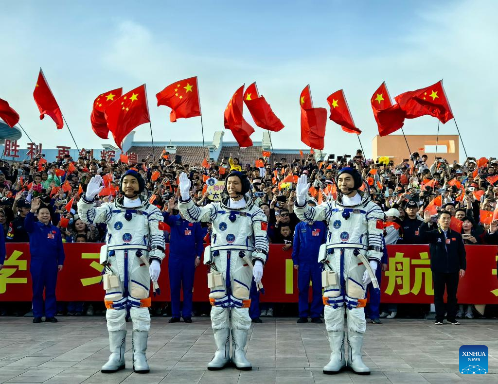 POTRET: Upacara Perpisahan Taikonaut Shenzhou-18-Image-1