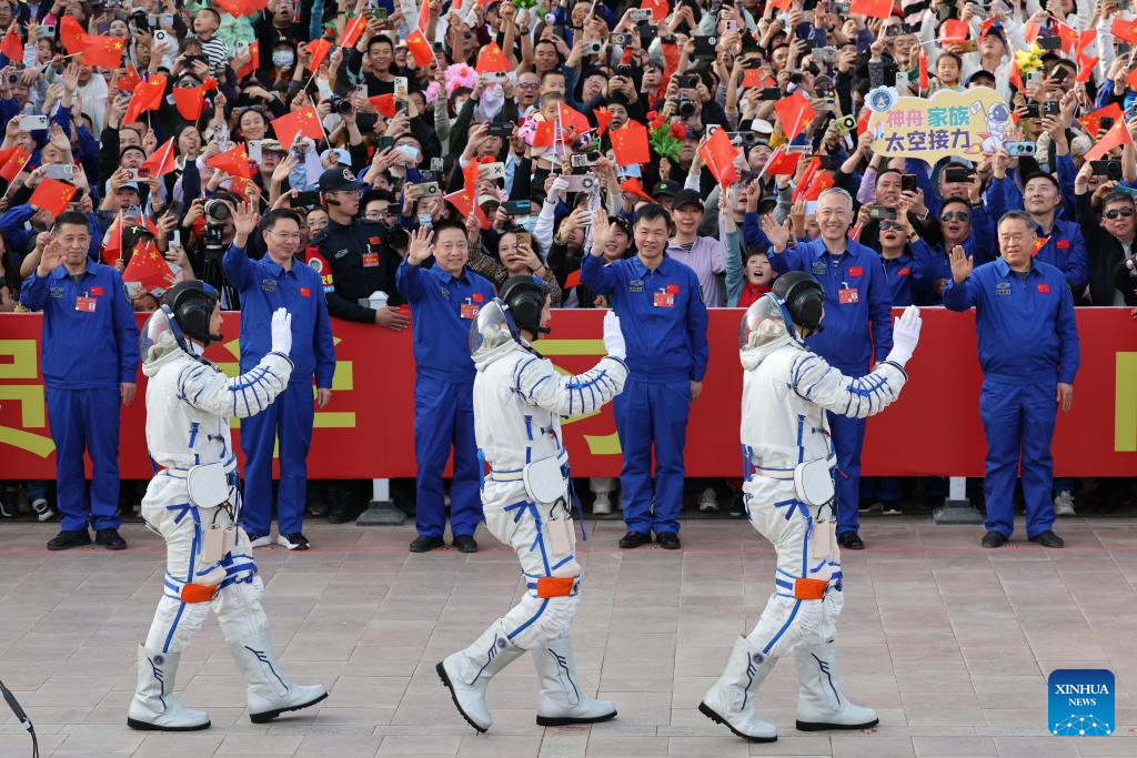 POTRET: Upacara Perpisahan Taikonaut Shenzhou-18-Image-10