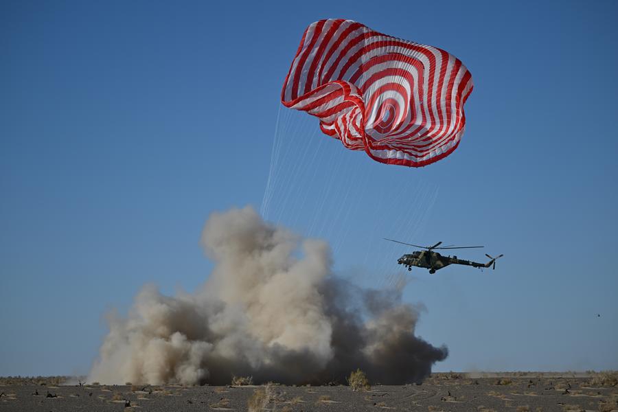 Kapsul pembawa pulang Shenzhou-17 mendarat, seluruh astronaut selamat-Image-2