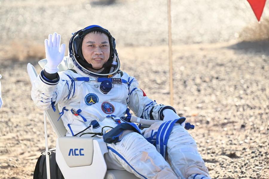 Kapsul pembawa pulang Shenzhou-17 mendarat, seluruh astronaut selamat-Image-7