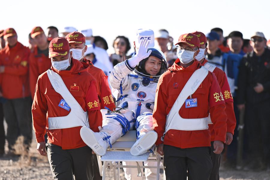 Kapsul pembawa pulang Shenzhou-17 mendarat, seluruh astronaut selamat-Image-8