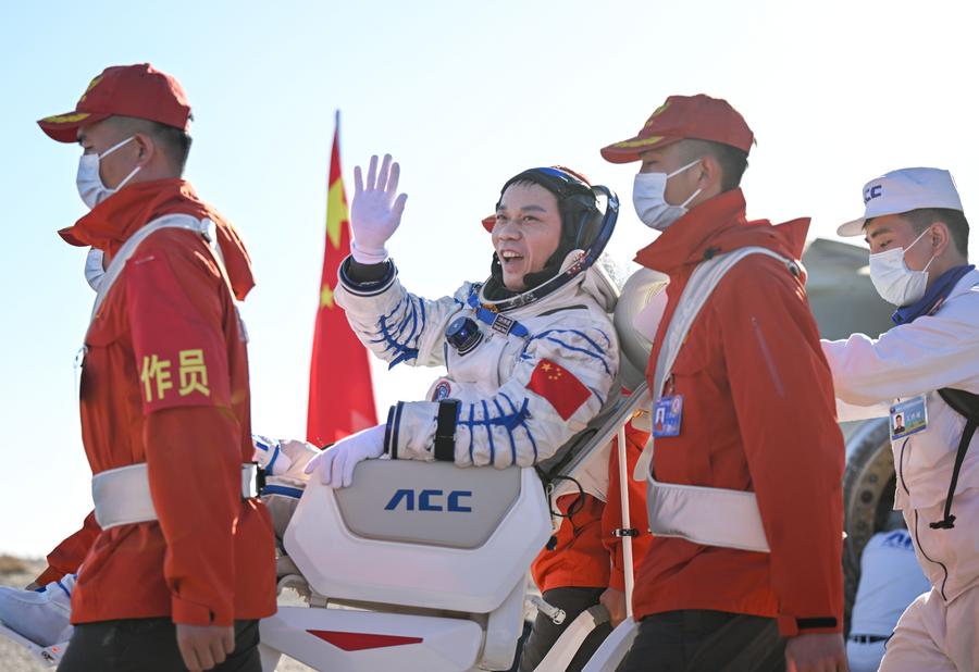 Kapsul pembawa pulang Shenzhou-17 mendarat, seluruh astronaut selamat-Image-9