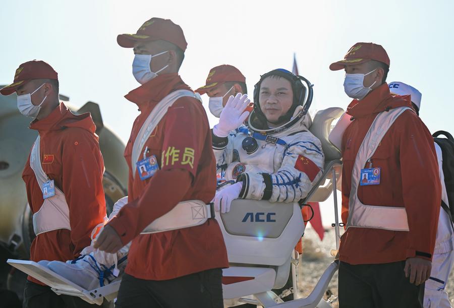 Kapsul pembawa pulang Shenzhou-17 mendarat, seluruh astronaut selamat-Image-10