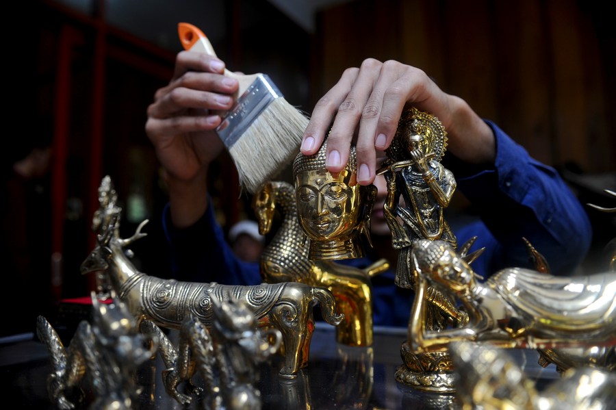 Album Asia: Melihat dari dekat pembuatan kerajinan patung kuningan di Mojokerto, Jawa Timur-Image-2