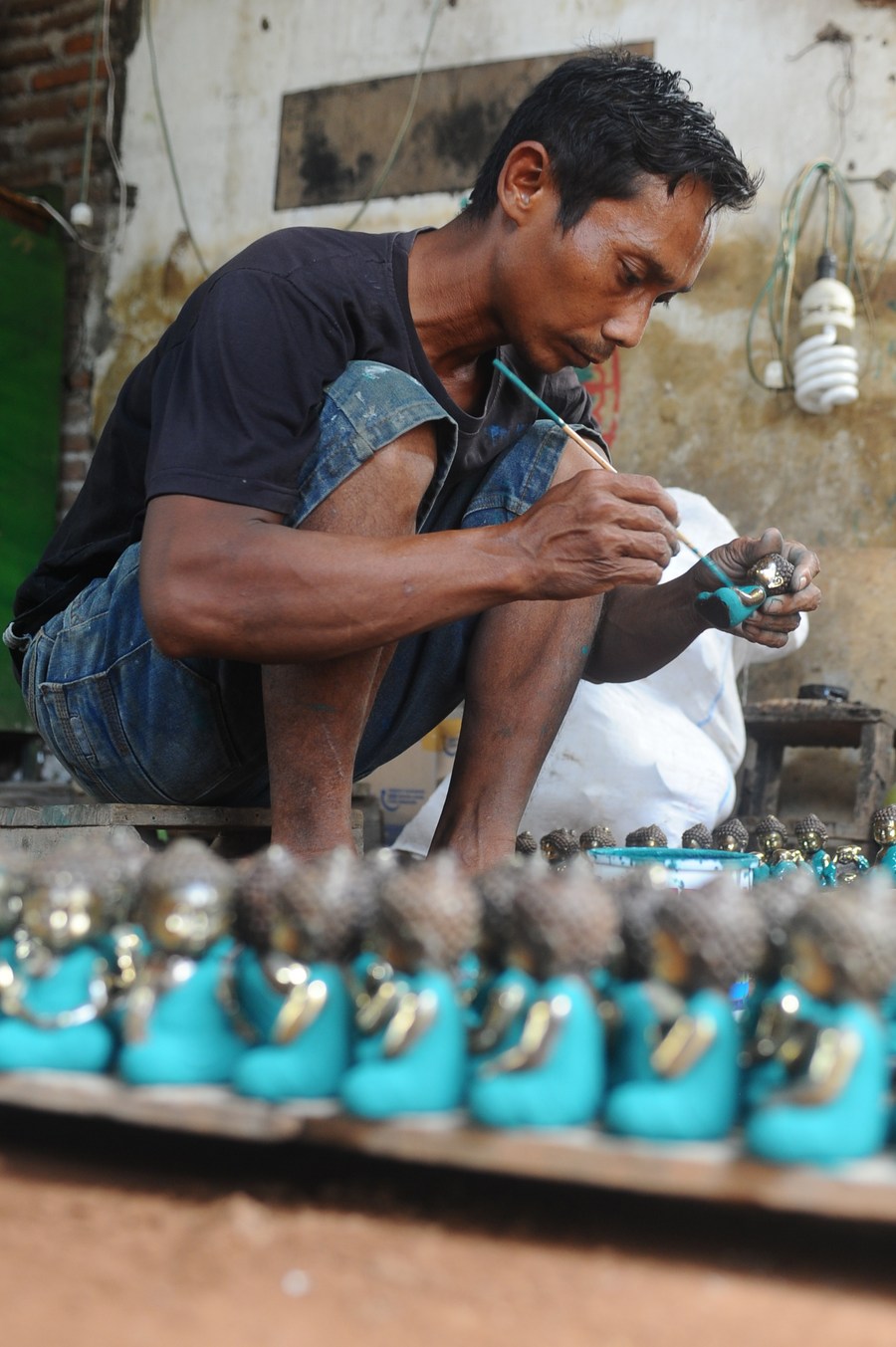 Album Asia: Melihat dari dekat pembuatan kerajinan patung kuningan di Mojokerto, Jawa Timur-Image-3