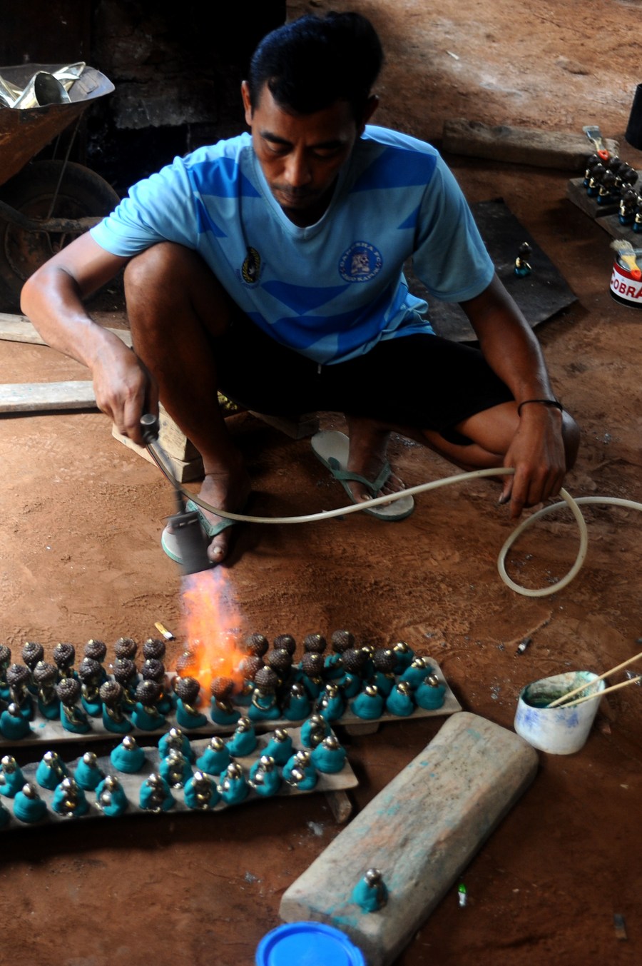 Album Asia: Melihat dari dekat pembuatan kerajinan patung kuningan di Mojokerto, Jawa Timur-Image-4