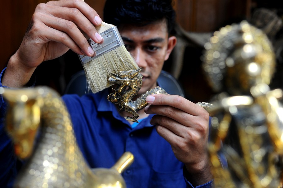 Album Asia: Melihat dari dekat pembuatan kerajinan patung kuningan di Mojokerto, Jawa Timur-Image-6