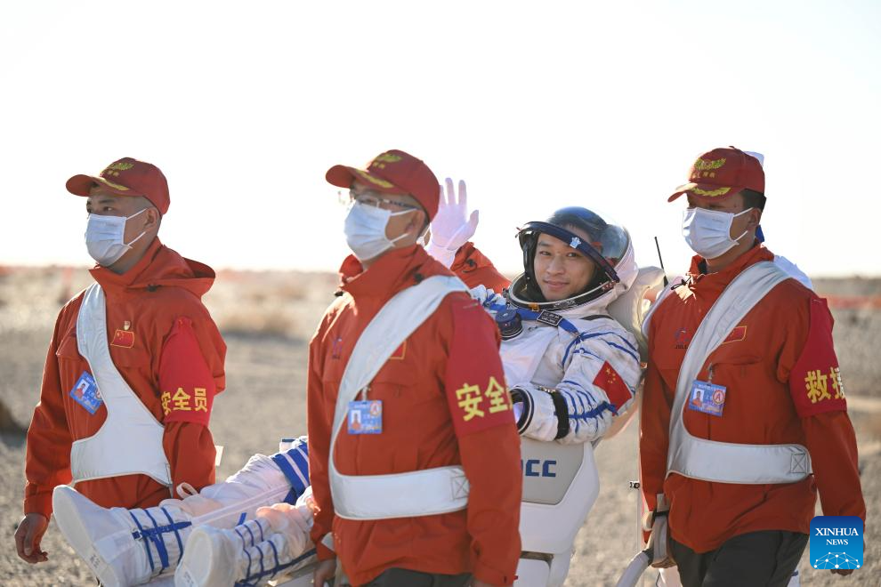 POTRET: Astronot Shenzhou-17 Kembali Ke Bumi-Image-3