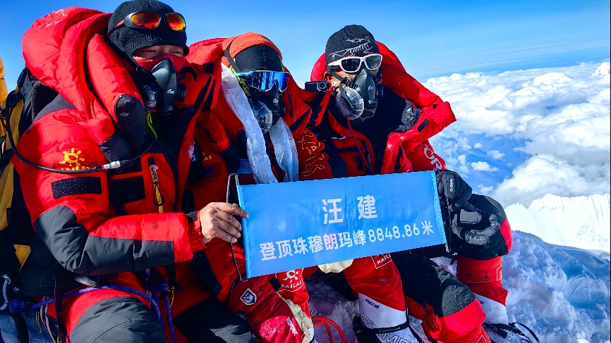 Wang Jian, Pendaki Tertua China Capai Puncak Gunung Qomolangma-Image-1