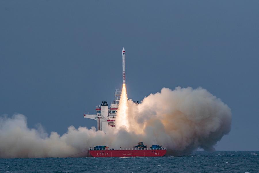 Roket komersial China luncurkan 4 satelit dari laut-Image-1