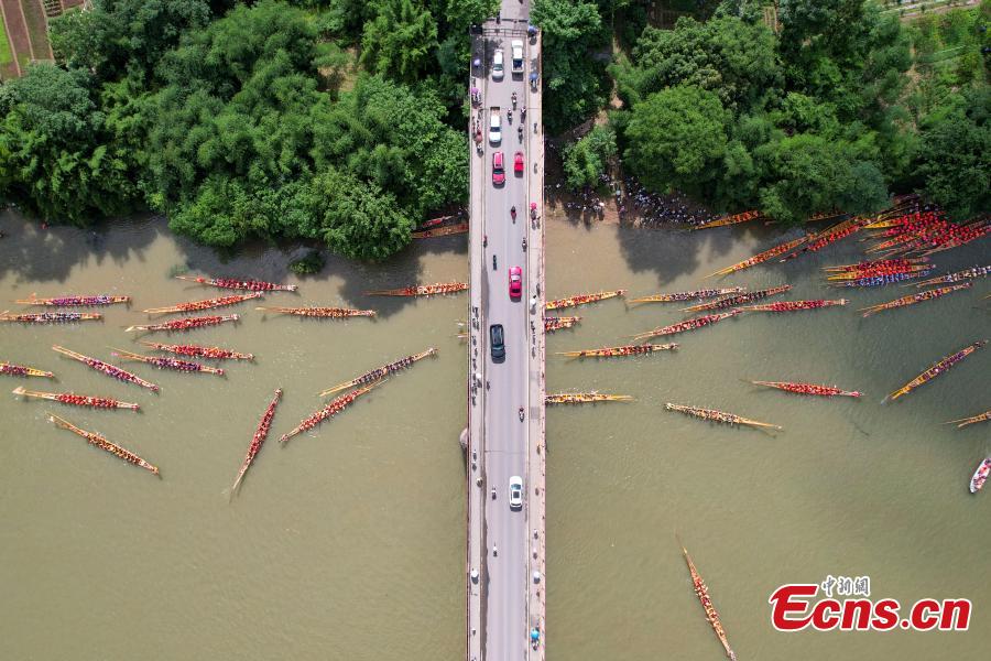 Potret : Lomba Perahu Naga China Pecahkan Rekor Dunia-Image-2