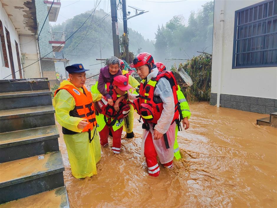 Hujan Badai, Ribuan Warga Dievakuasi dan Puluhan Tempat Wisata Tutup-Image-1