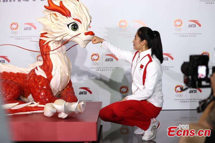 Potret : Tim China Luncurkan Seragam Upacara Medali Olimpiade Paris-Image-5