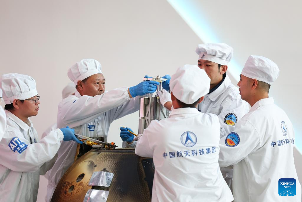 Perangkat Wahana Chang'e-6 dibuka Setelah Tiba di Beijing-Image-2