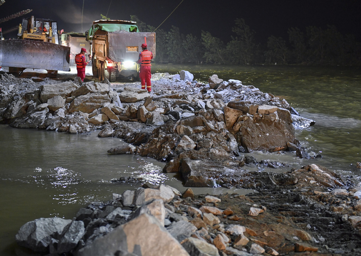 Upaya Perbaikan Tanggul Danau Dongting Selesai Dilakukan Hingga Larut Malam-Image-1