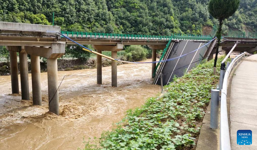 Jembatan Abruk di China,11 Orang Tewas-Image-1