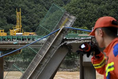 Jembatan Runtuh, China Kerahkan Tim Evakuasi-Image-1