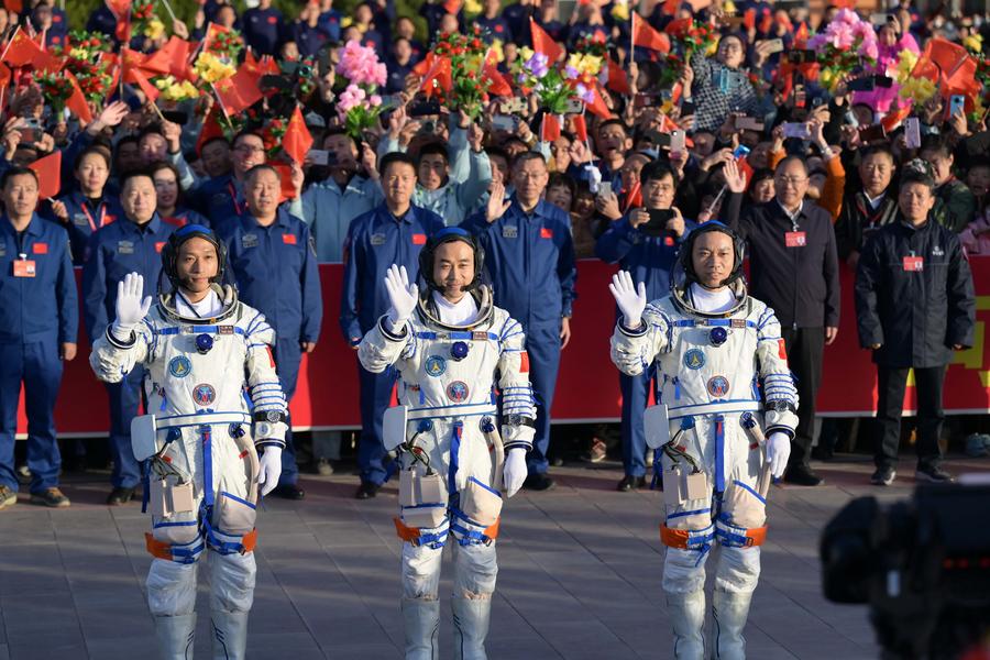 Awak Shenzhou-17 Terima Medali Perhargaan Pemerintah Tiongkok-Image-1