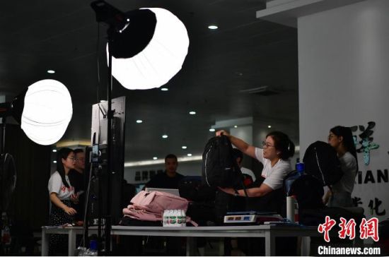 Produsen Tas Ransel Asal Tiongkok Kebanjiran Orderan Selama Musim Olimpiade Paris 2024-Image-2