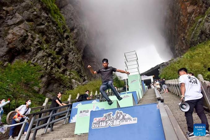 Atlet Parkour Bakal Taklukkan 999 Anak Tangga Gunung Tianmen, China-Image-1