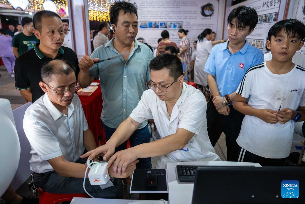 Potret : Pengobatan TCM Gratis Gagi Penduduk di Changning, China-Image-1