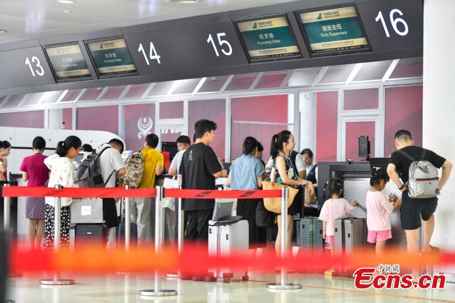 Potret : Bandara Haikou Kembali Beroperasi Setelah Topan Dahsyat-Image-1