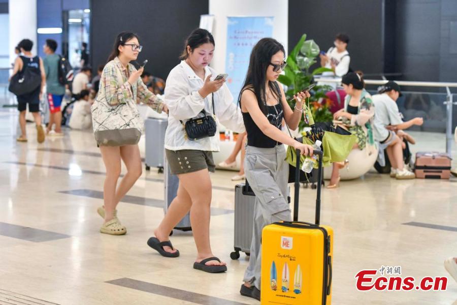 Potret : Bandara Haikou Kembali Beroperasi Setelah Topan Dahsyat-Image-6