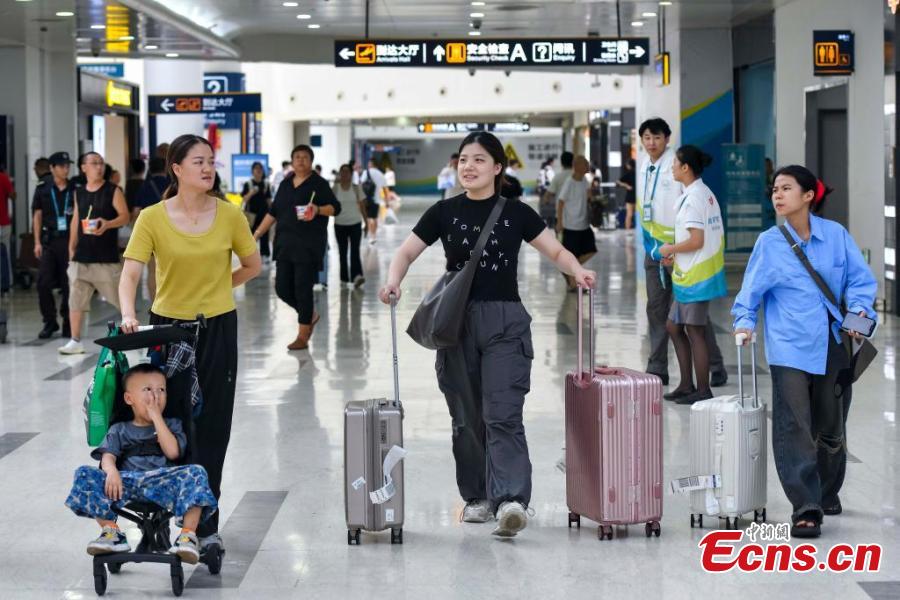 Potret : Bandara Haikou Kembali Beroperasi Setelah Topan Dahsyat-Image-7