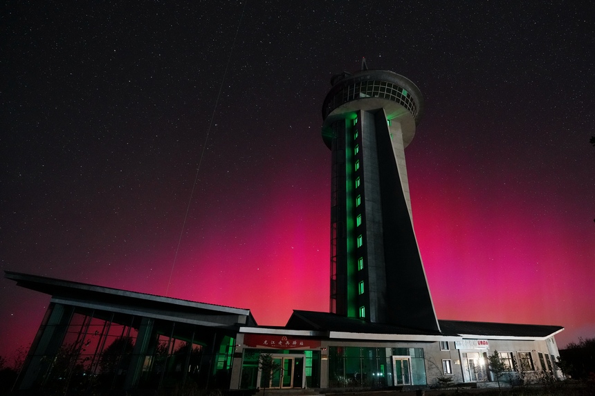 Potret : Aurora Merah Terangi Kota Paling Utara Tiongkok-Image-1