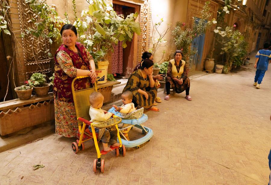 Menikmati pesona malam kota kuno Kashgar di Xinjiang, China-Image-1