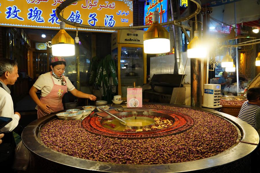 Menikmati pesona malam kota kuno Kashgar di Xinjiang, China-Image-3