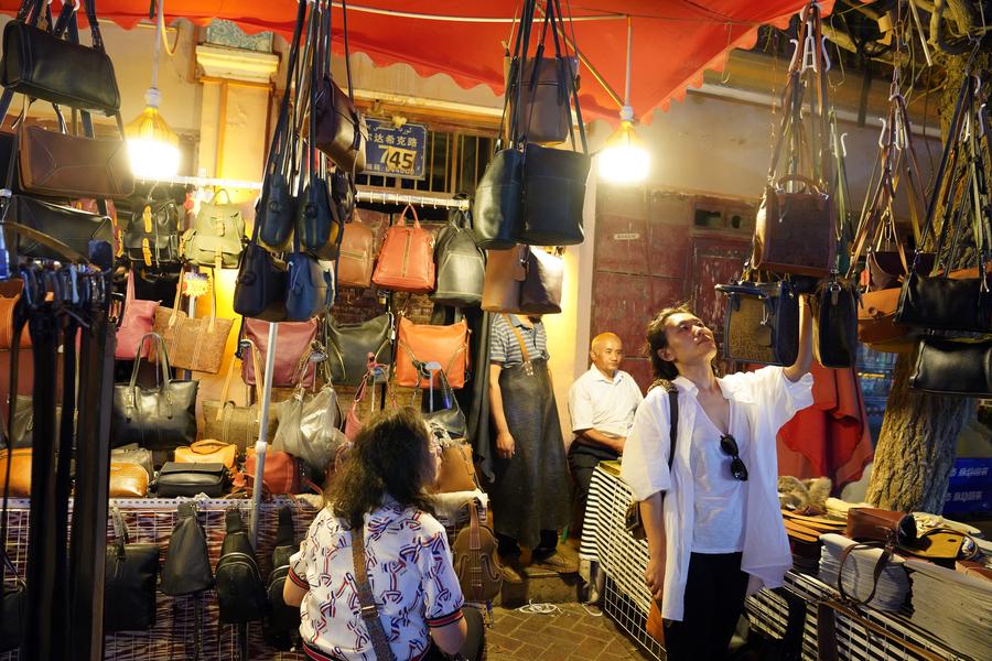 Menikmati pesona malam kota kuno Kashgar di Xinjiang, China-Image-4