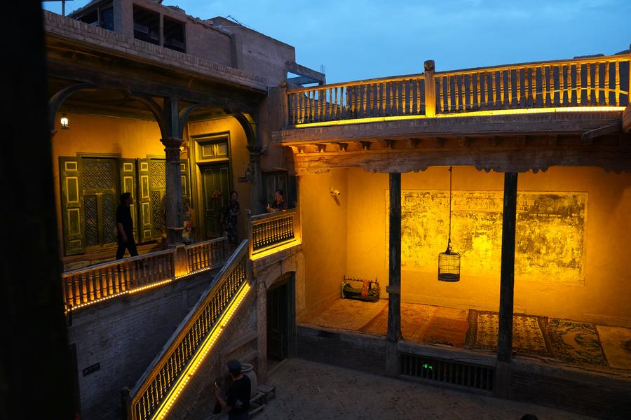 Menikmati pesona malam kota kuno Kashgar di Xinjiang, China-Image-5