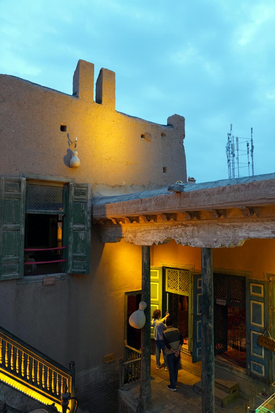 Menikmati pesona malam kota kuno Kashgar di Xinjiang, China-Image-7