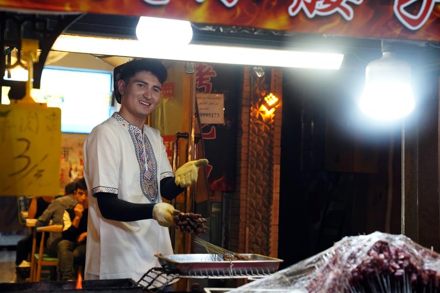 Menikmati pesona malam kota kuno Kashgar di Xinjiang, China-Image-11