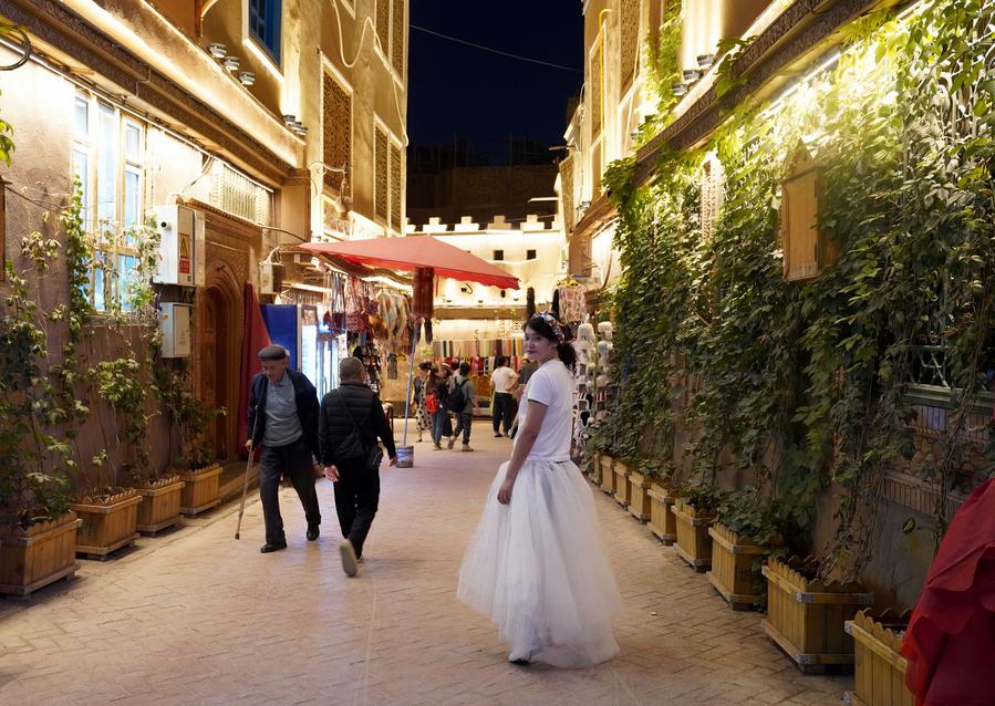 Menikmati pesona malam kota kuno Kashgar di Xinjiang, China-Image-12