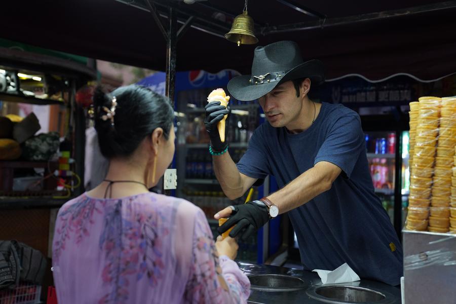 Menikmati pesona malam kota kuno Kashgar di Xinjiang, China-Image-13